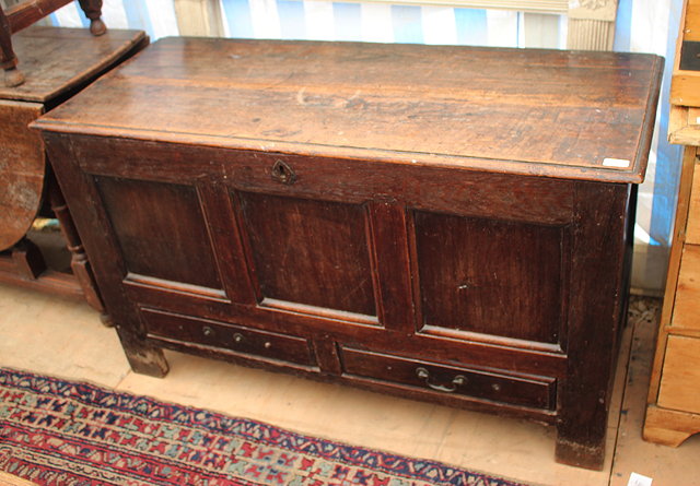 Appraisal: AN TH CENTURY OAK MULE CHEST the hinged top above