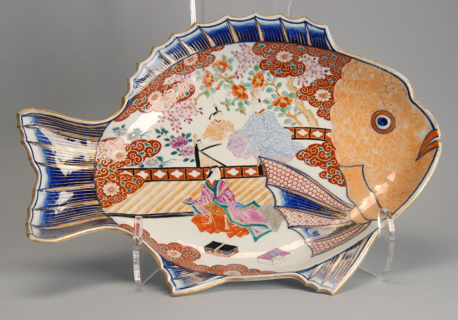 Appraisal: IMARI FISH-FORM SERVING PLATTER With decoration of samurai Length cm