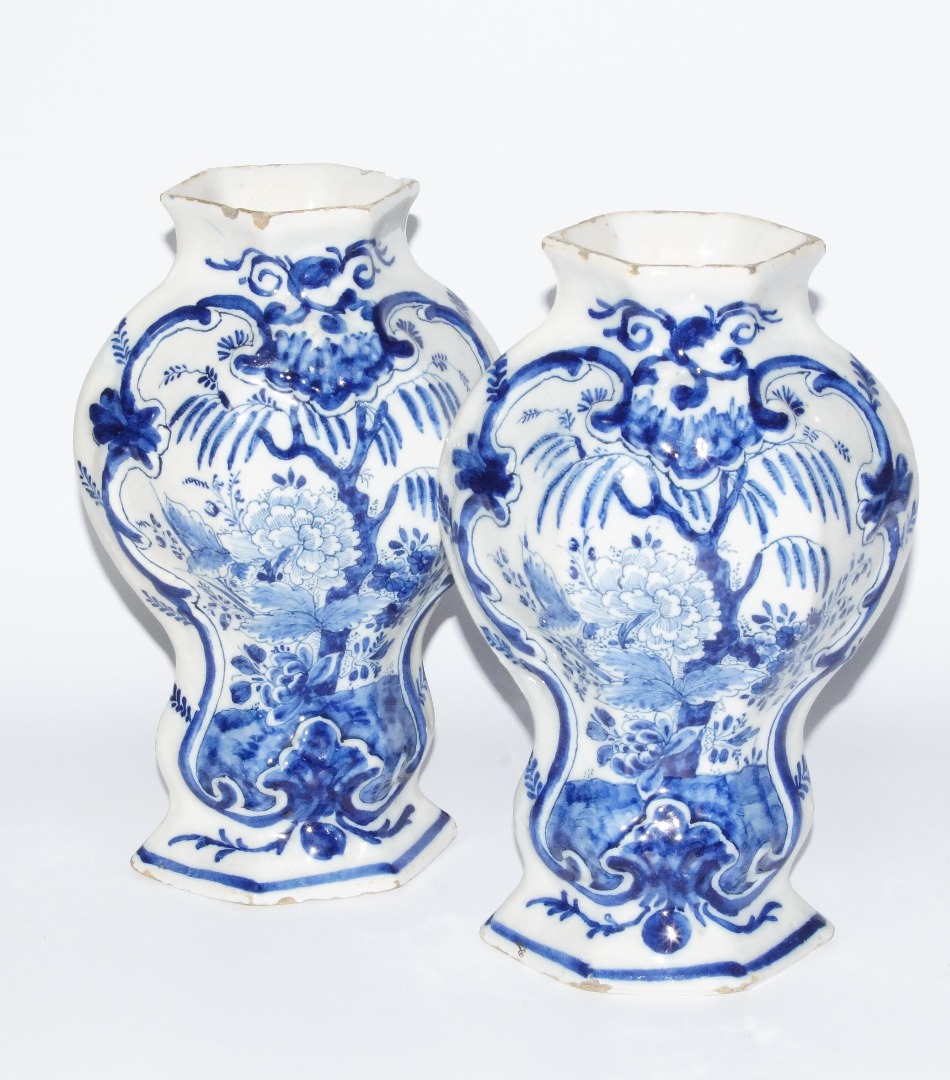 Appraisal: A pair of early thC Dutch Delft blue and white