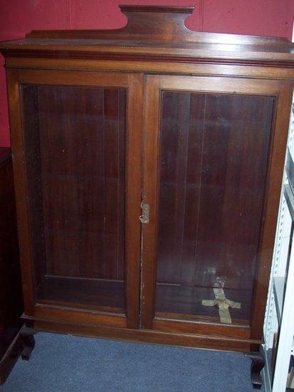 Appraisal: An Edwardian mahogany bookcase with glazed doors cm wide