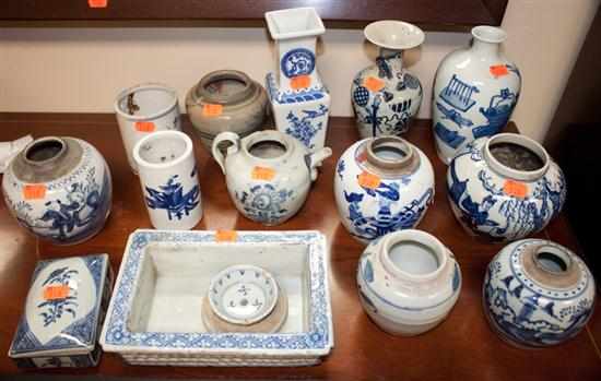 Appraisal: Assortment of Chinese blue and white porcelain vases ginger jars