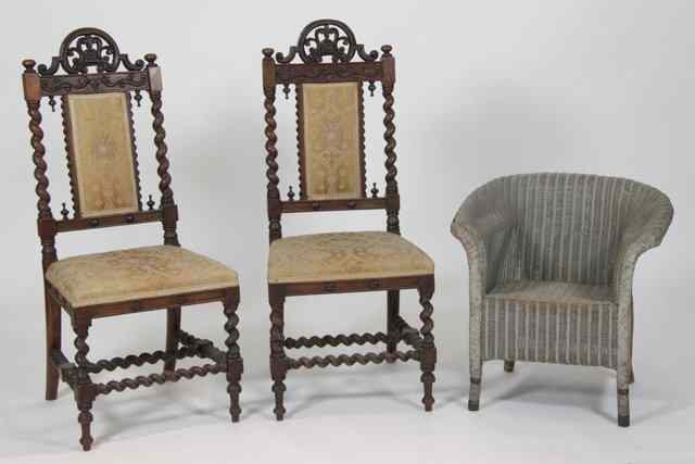 Appraisal: A pair of Edwardian oak hall chairs with barley twist