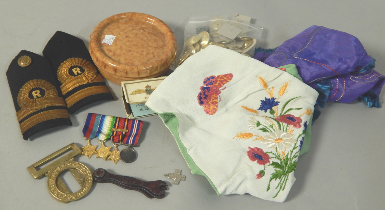 Appraisal: Various items of militaria to include naval buttons epaulettes a