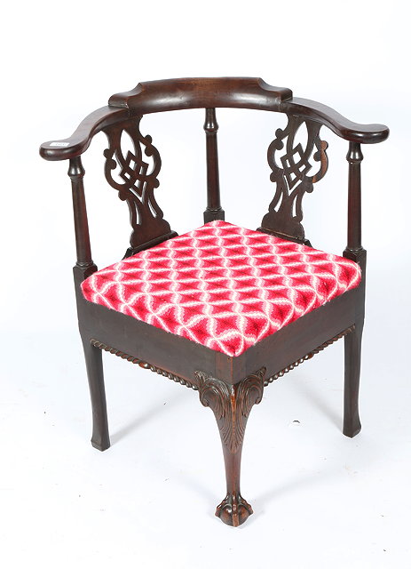 Appraisal: A GEORGIAN STYLE MAHOGANY CORNER CHAIR with pierced vase shaped