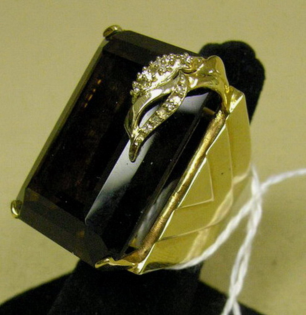 Appraisal: SMOKEY QUARTZ FASHION RING Unmarked gold colored mounting with very