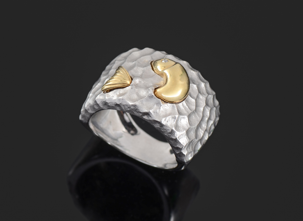 Appraisal: K TONE DESIGNER FISH MOTIF RING Handsome Platinum Band has