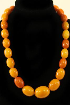 Appraisal: A single row of graduated Baltic amber beads of butterscotch