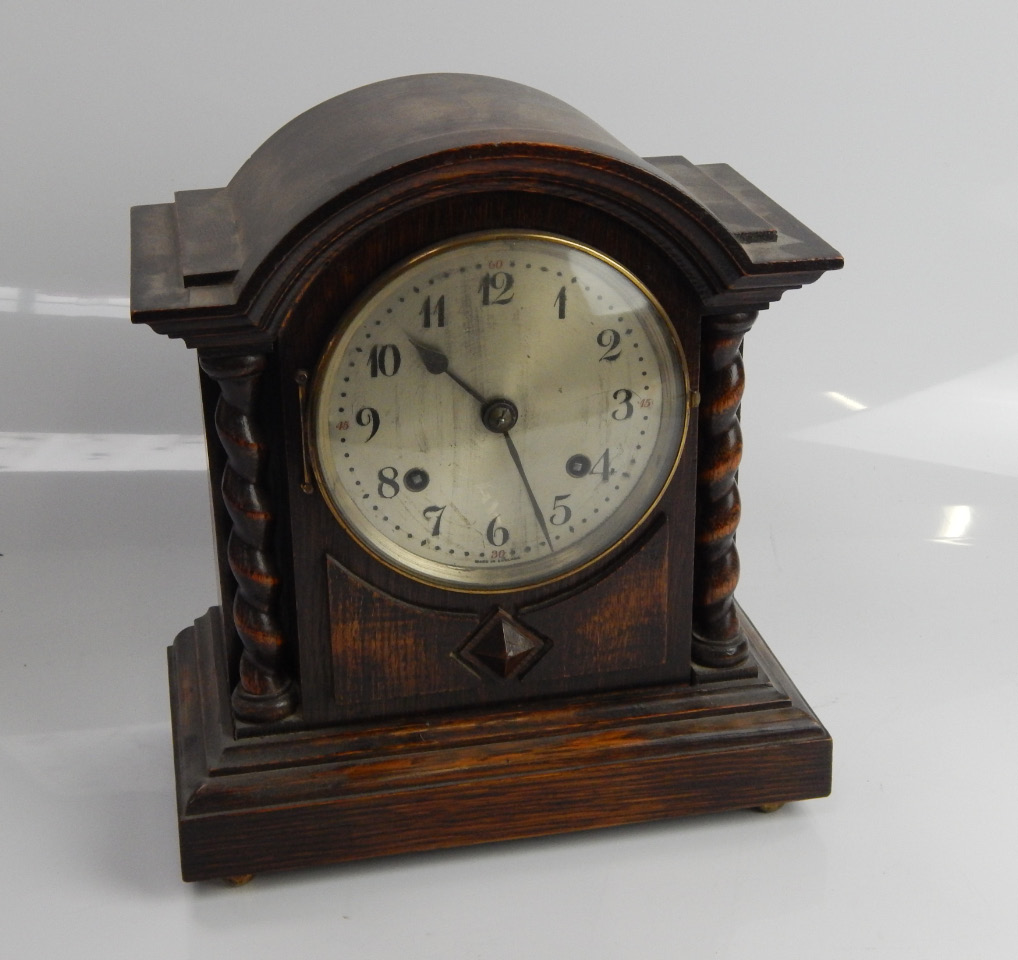 Appraisal: A s eight day mantel clock in arched oak case