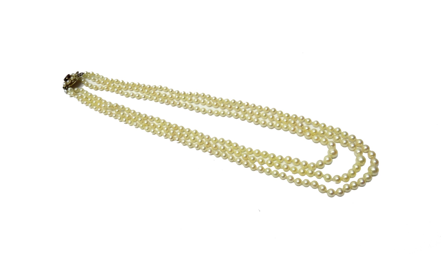 Appraisal: A three row necklace of graduated cultured pearls on a