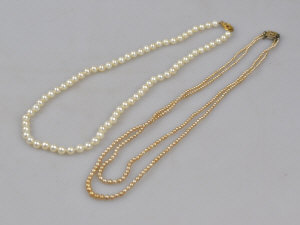 Appraisal: Single row of uniform cultured pearls on yellow metal snap