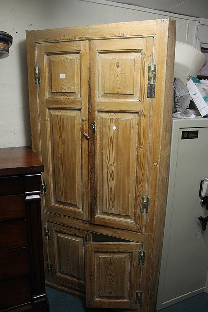 Appraisal: A GEORGIAN PITCH PINE STANDING CORNER CUPBOARD cm wide cm