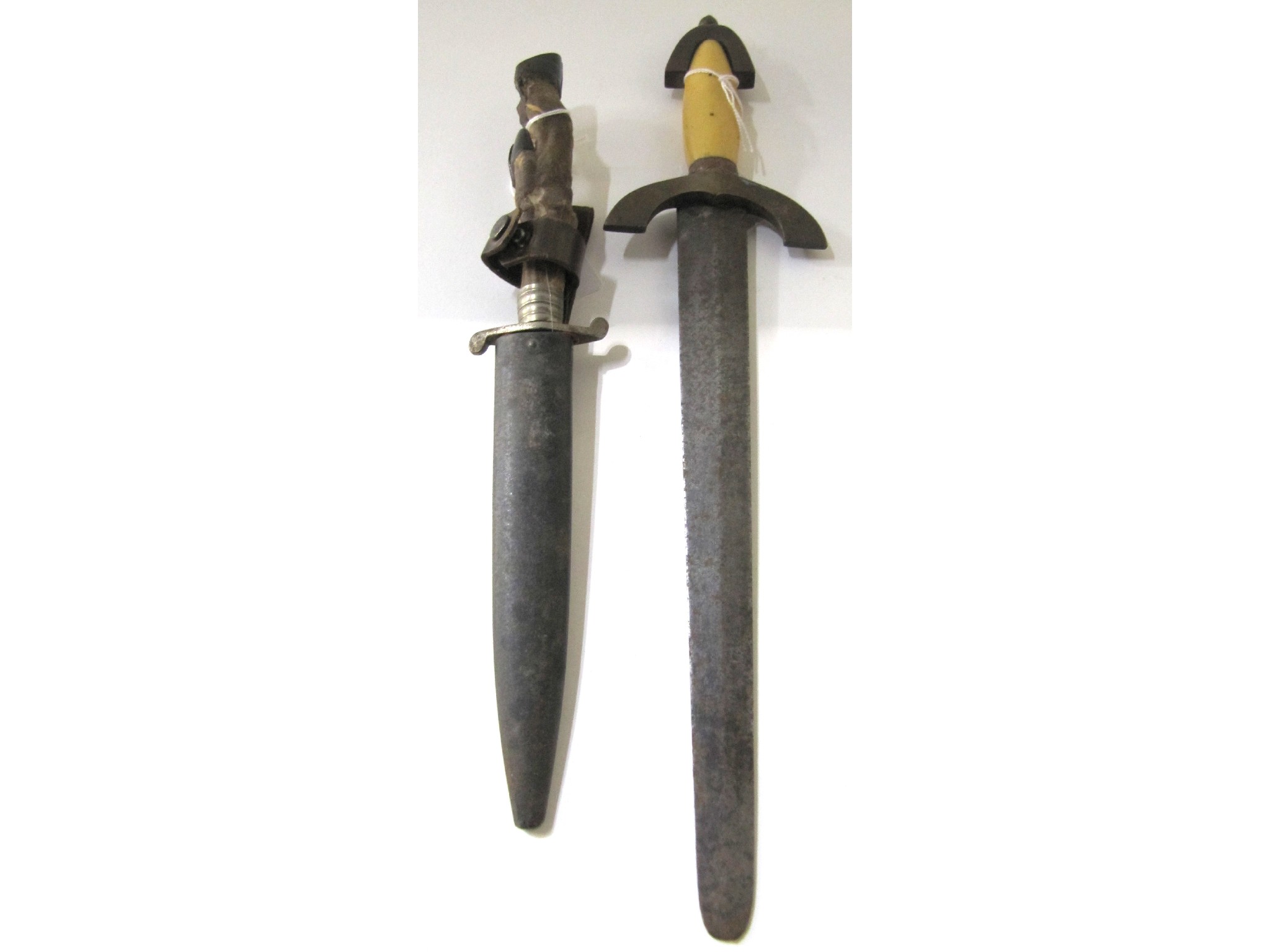 Appraisal: A lot comprising a dagger and a hunting knife in