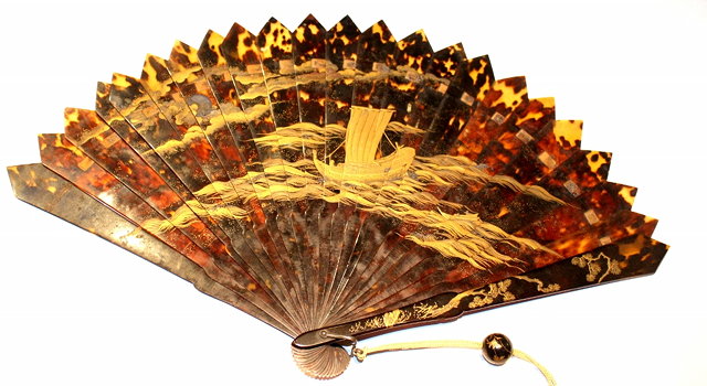 Appraisal: A CHINESE TORTOISHELL FAN WITH HAND PAINTED GOLD LACQUER DECORATION