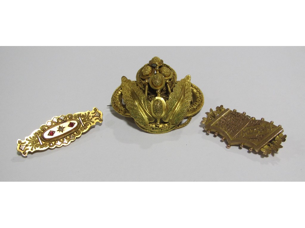 Appraisal: Lot comprising a Victorian unmarked gold brooch and two ct