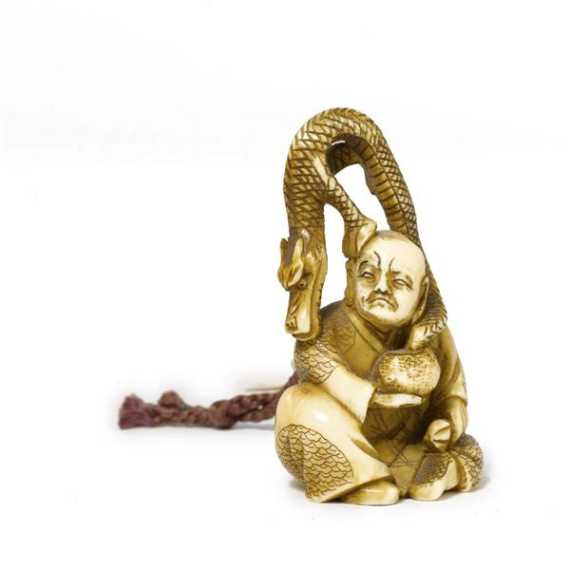 Appraisal: NETSUKE Japan Meiji-Periode H cm Elfenbein Ein grimmig aussehender Handaka