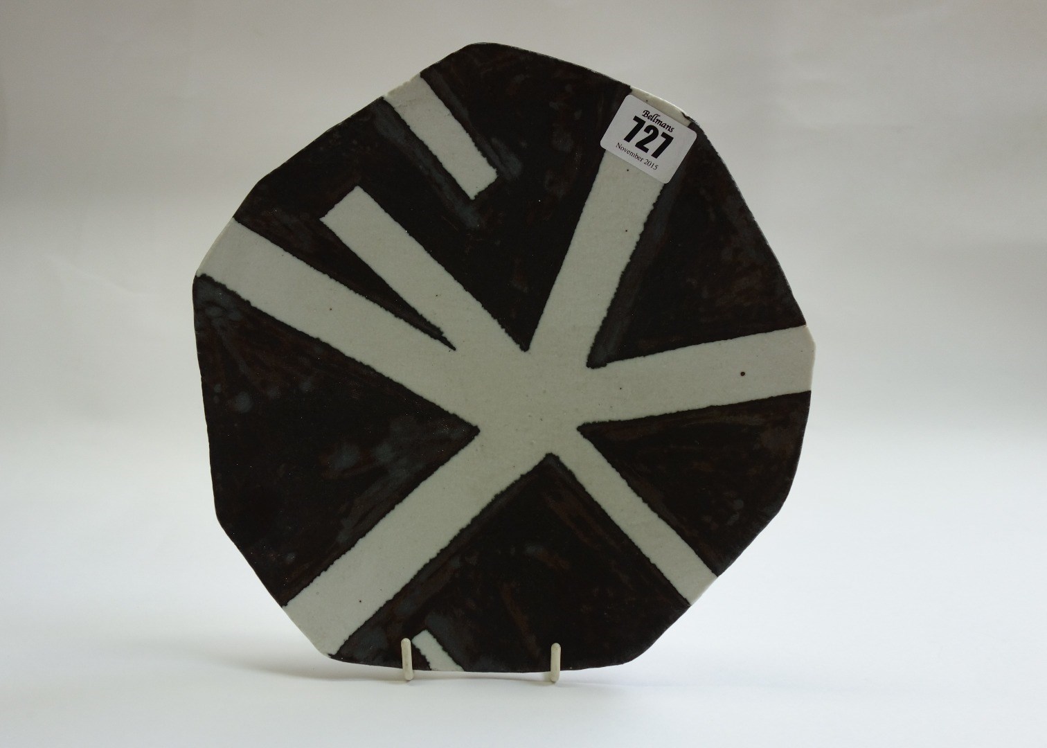 Appraisal: A Derek Davis stoneware dish 's star design in white