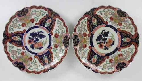 Appraisal: A pair of Japanese imari chargers each with scalloped border