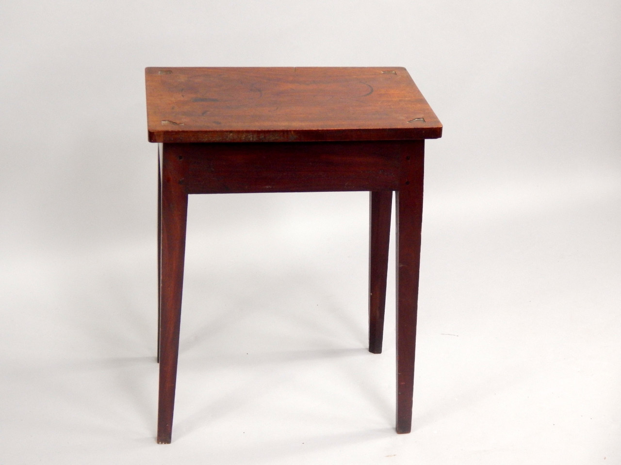 Appraisal: A small mahogany rectangular occasional table with chamfered tapered legs