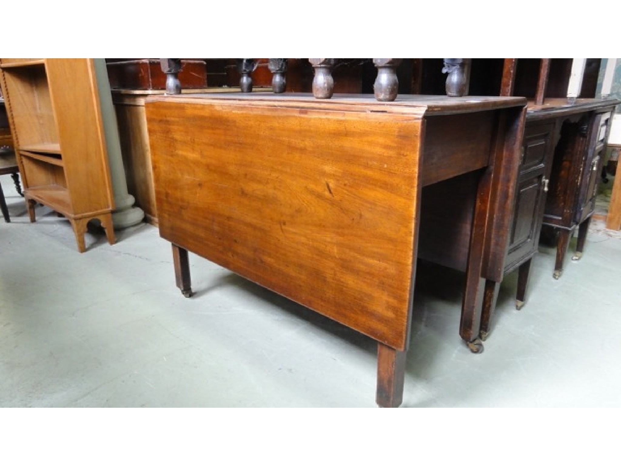 Appraisal: A Georgian mahogany drop leaf dining table of rectangular form