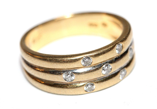 Appraisal: A CONTEMPORARY CT GOLD RING in the form of three