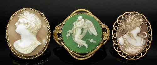 Appraisal: A Victorian gold coloured metal mounted oval cameo brooch the