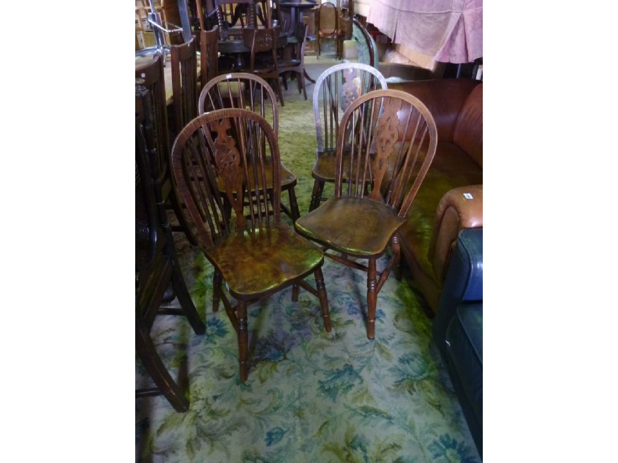 Appraisal: A set of four Windsor wheelback dining chairs with elm