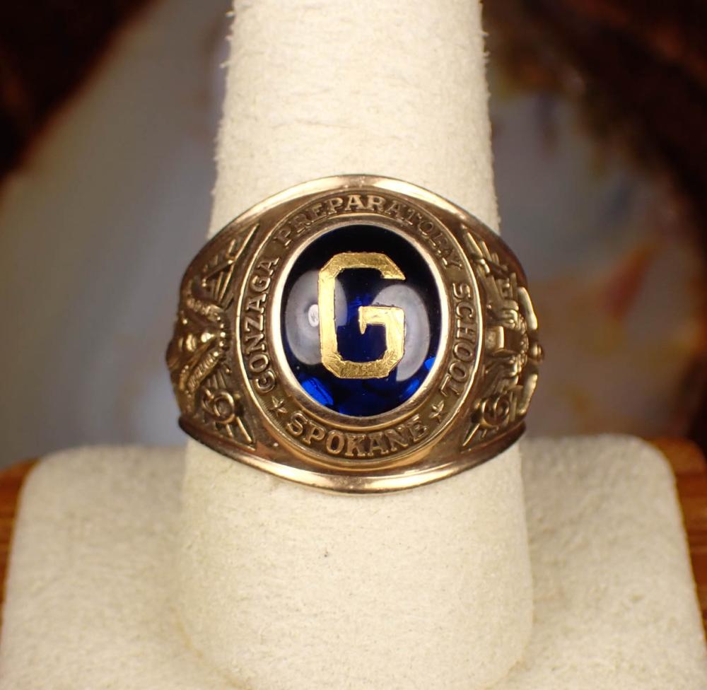 Appraisal: MAN'S YELLOW GOLD CATHOLIC SCHOOL CLASS RING The vintage k