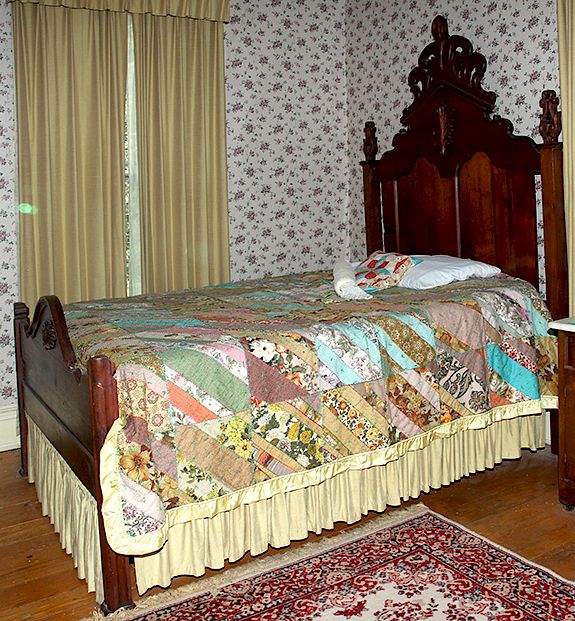 Appraisal: Three Piece Victorian Walnut Bedroom Suite A three piece suite