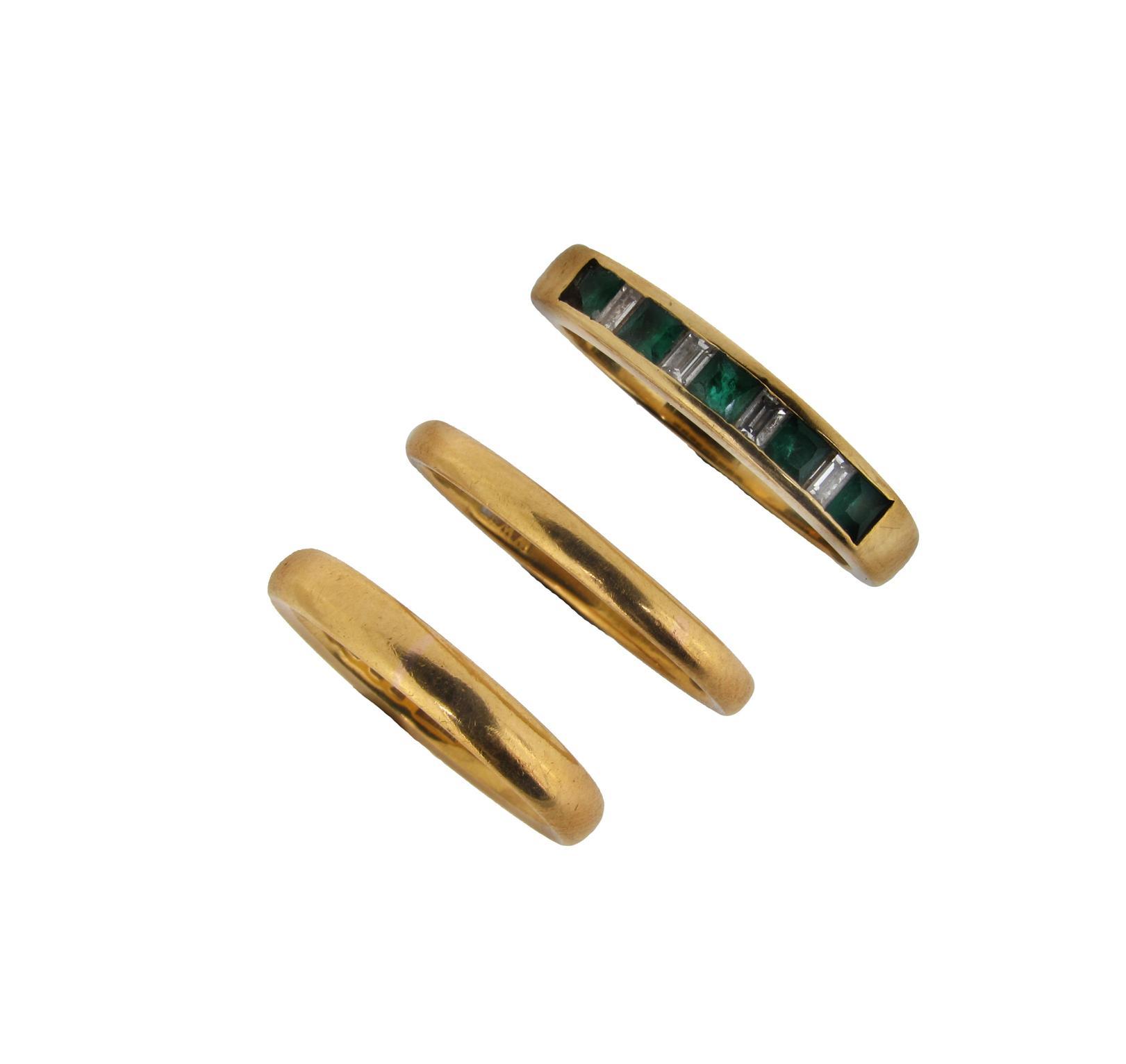 Appraisal: An ct yellow gold ring alternately set with five rectangular