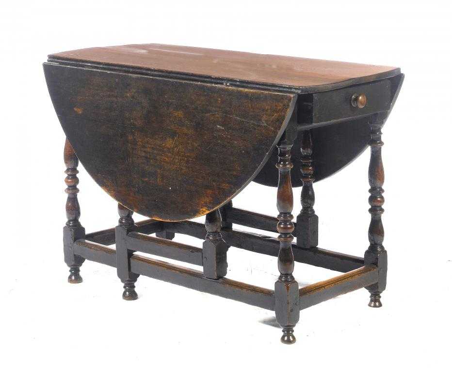 Appraisal: AN OAK GATE LEG TABLE the oval top on baluster