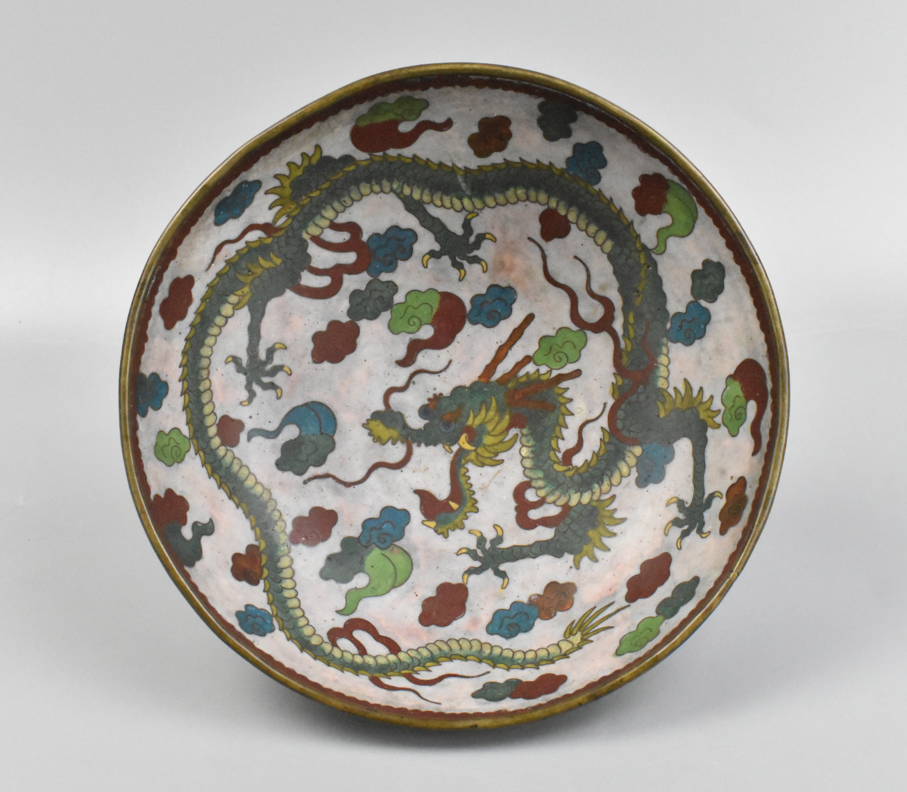 Appraisal: Chinese th C rounded bowl with dragon motifs in the