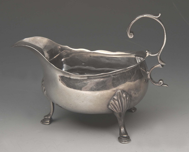 Appraisal: A SMALL GEORGIAN SILVER SAUCE BOAT with sea scroll handle