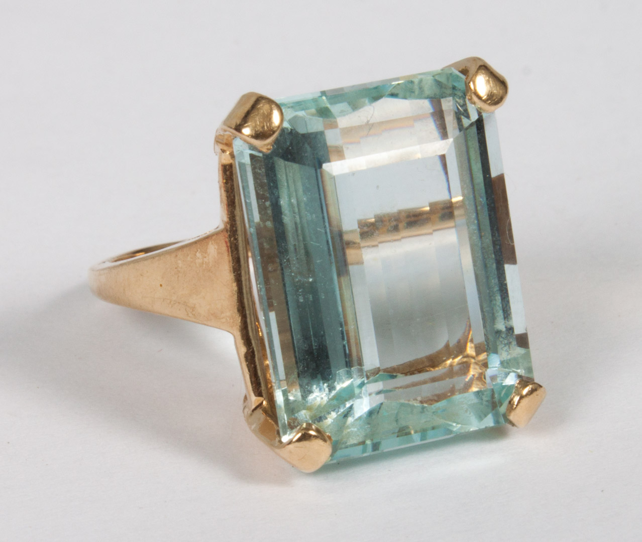 Appraisal: Lady's gold and aquamarine ring emerald-cut aquamarine about cts marked