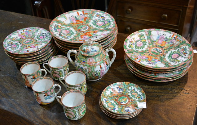 Appraisal: A collection of Chinese Canton export wareto include various plates