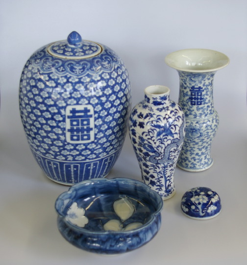 Appraisal: Five-Piece Collection of Oriental Porcelain consisting of a Tao-Kuang blue-and