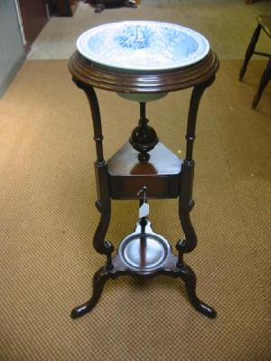 Appraisal: A MAHOGANY WASHSTAND of Georgian design moulded circular top with