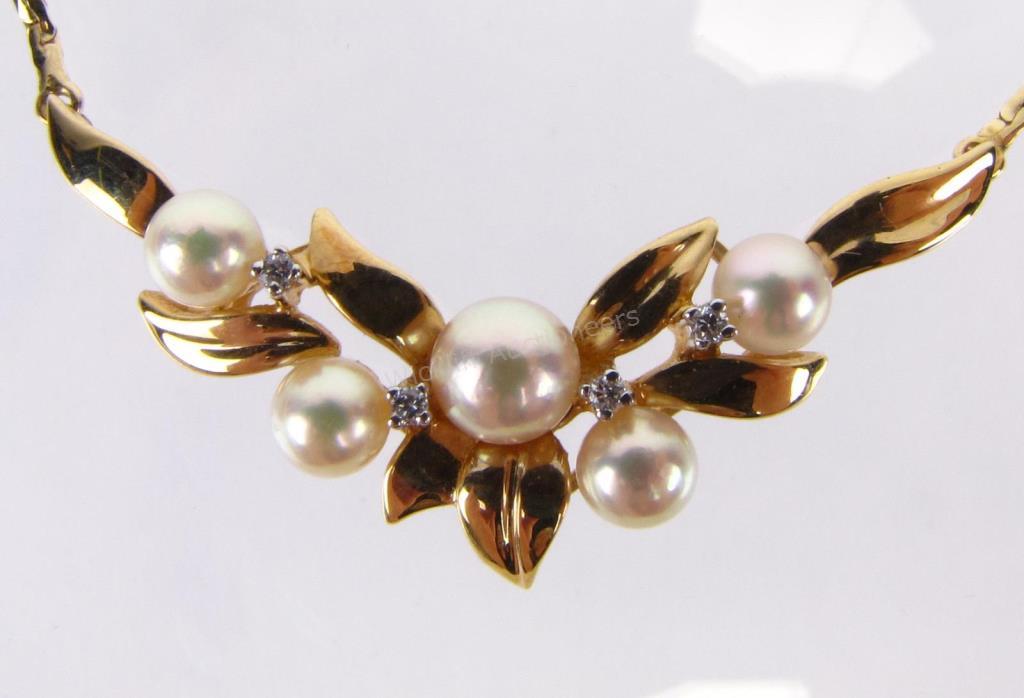 Appraisal: A K yellow gold pearl necklace with five cream pearls