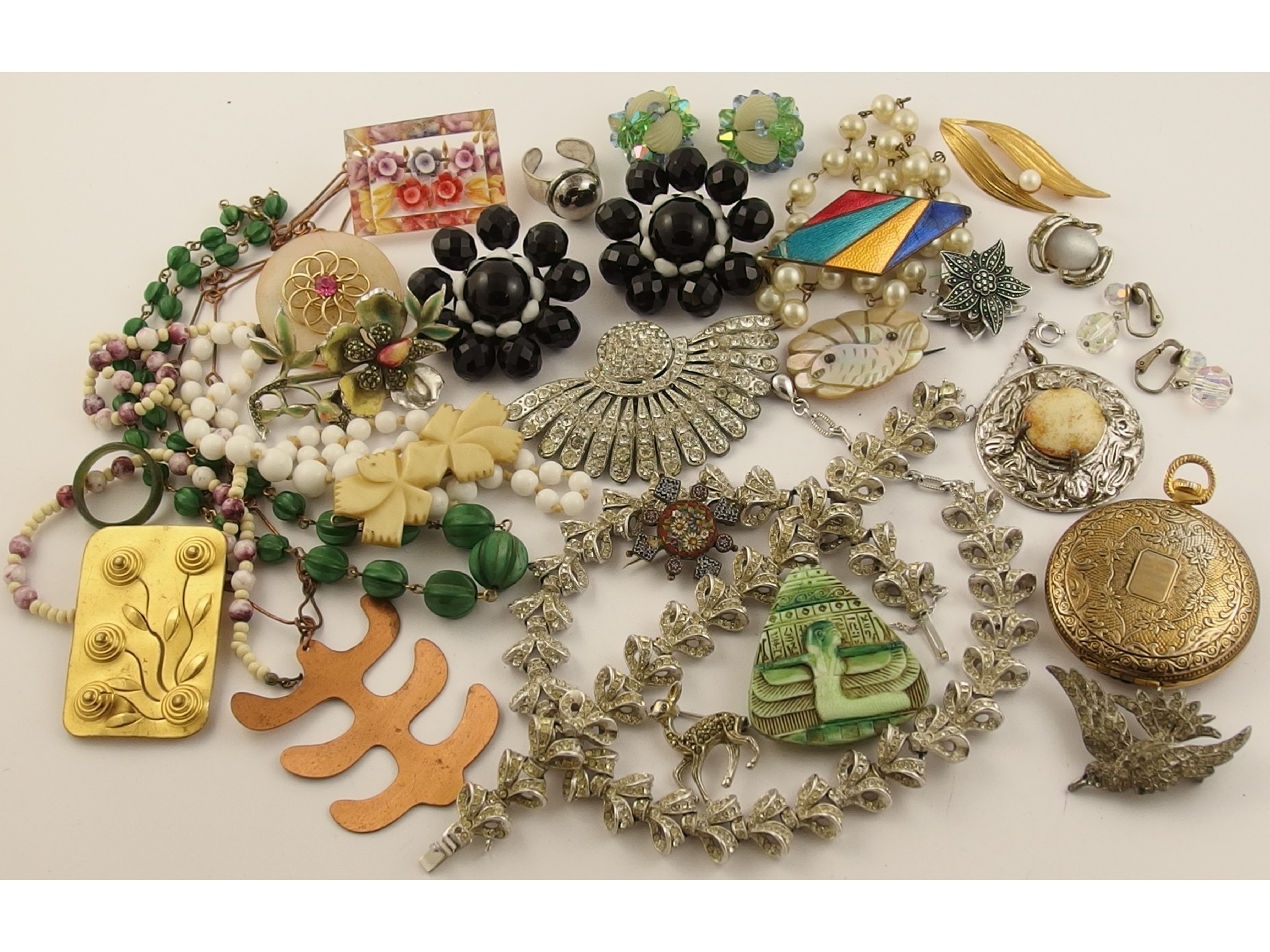 Appraisal: A good collection of vintage costume jewellery to include an