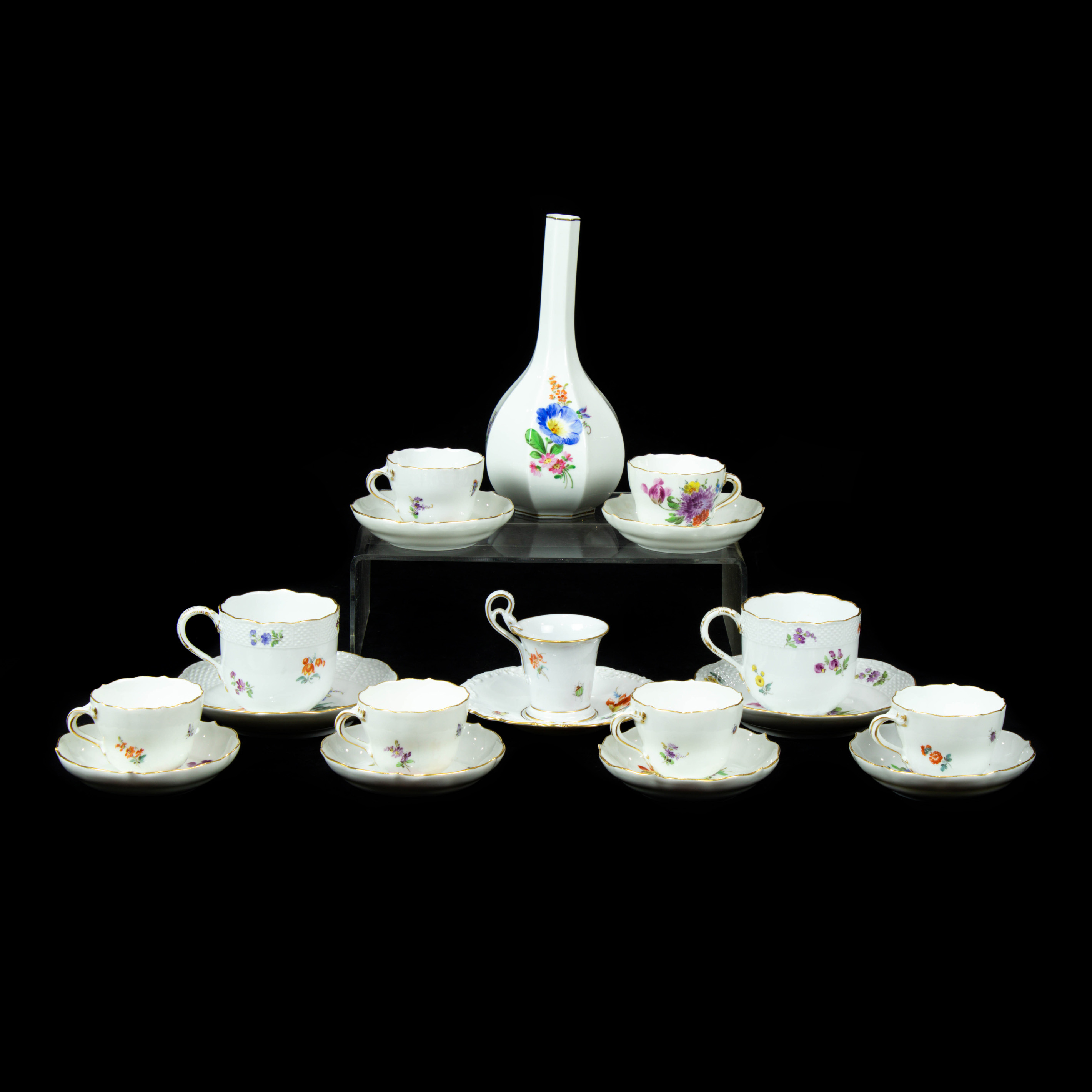 Appraisal: MEISSEN PORCELAIN CUPS SAUCERS AND VASE Lot of Meissen porcelain