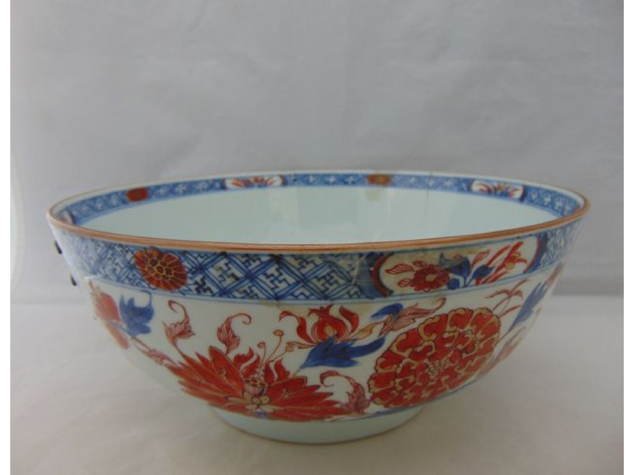 Appraisal: A th century Imari bowl with floral detail to the