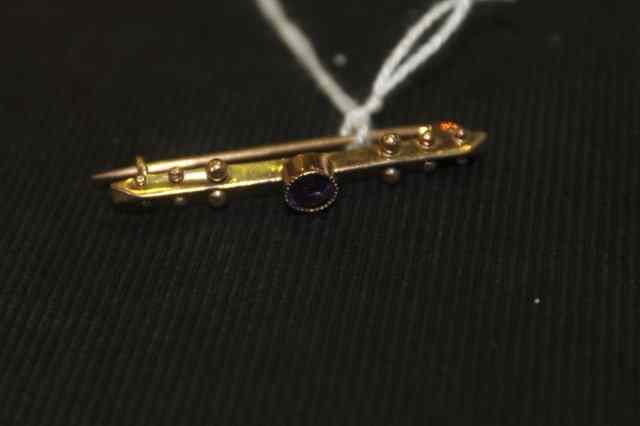 Appraisal: A VICTORIAN CT GOLD BAR BROOCH set amethyst