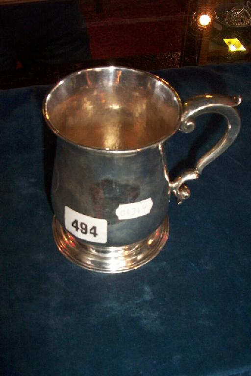 Appraisal: A Georgian silver I pint tankard of baluster form with