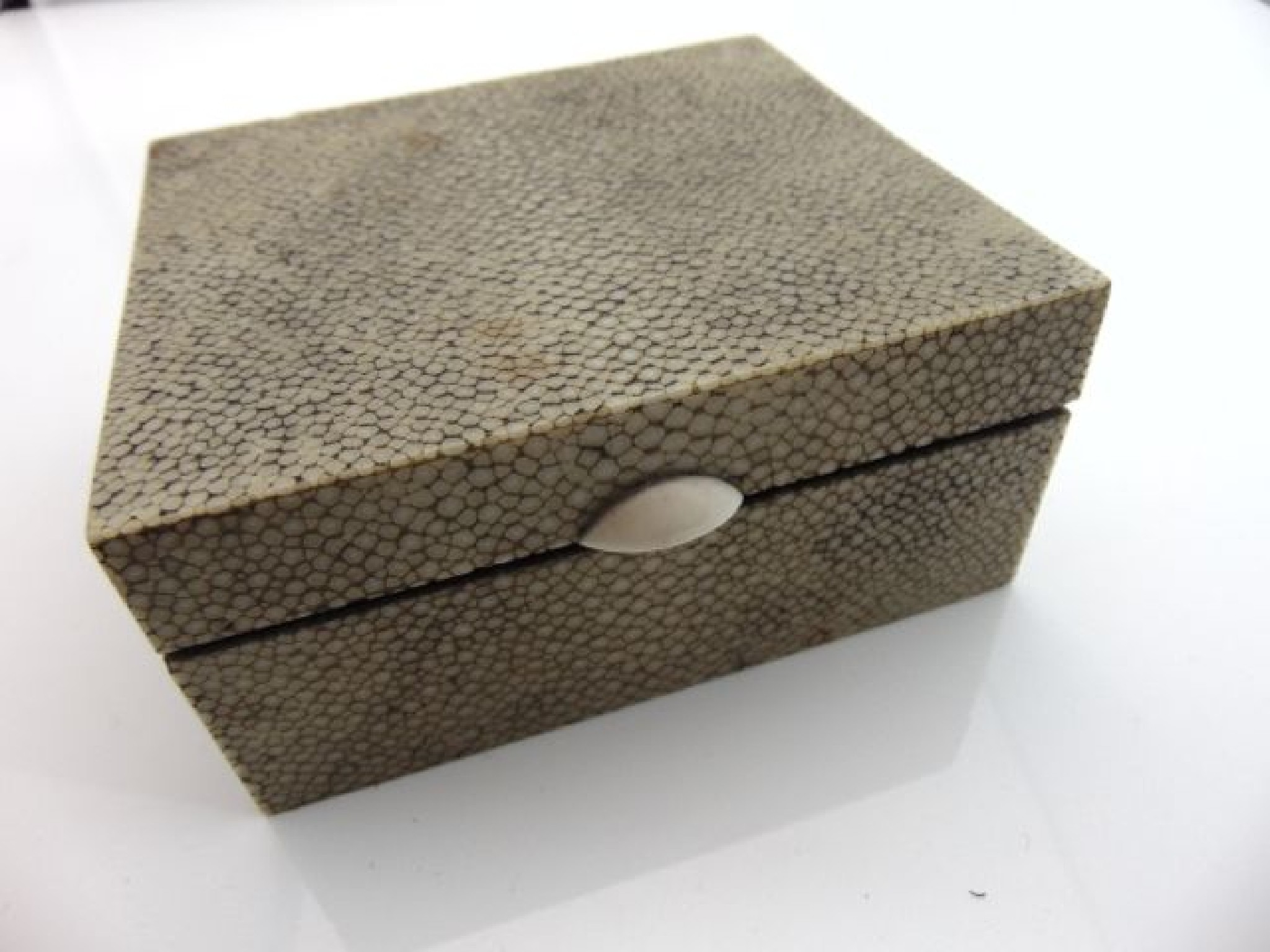 Appraisal: A shagreen cigarette box