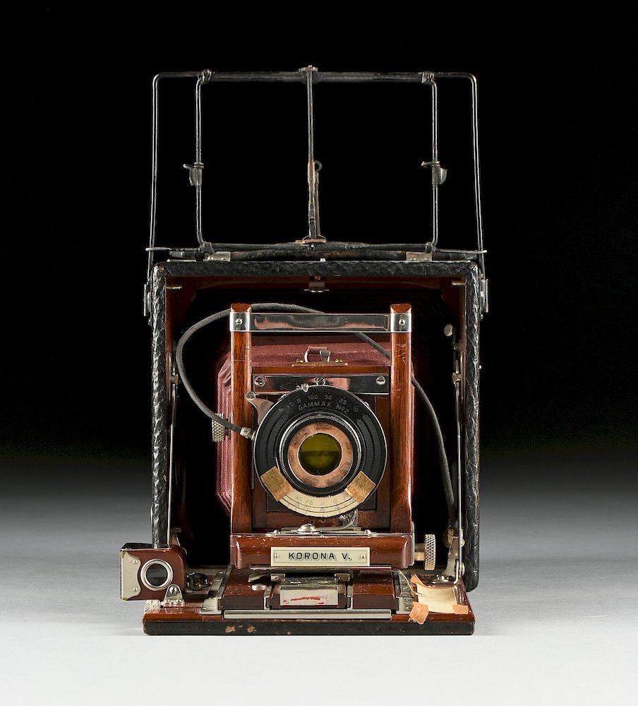 Appraisal: AN ANTIQUE AMERICAN KORONA V CAMERA CIRCA AN ANTIQUE AMERICAN