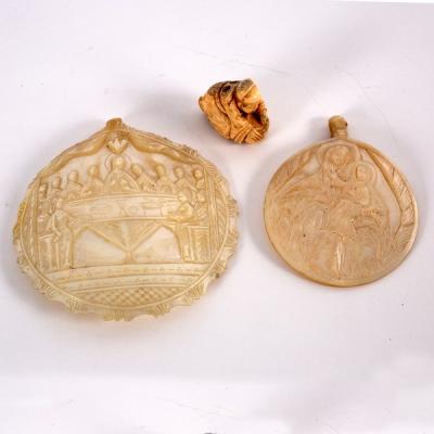 Appraisal: Two Jerusalem mother-of-pearl carvings one depicting the Virgin and Child