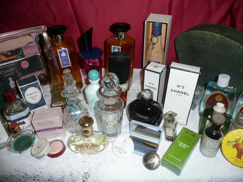 Appraisal: A quantity of vintage and modern perfumes powders rouge and