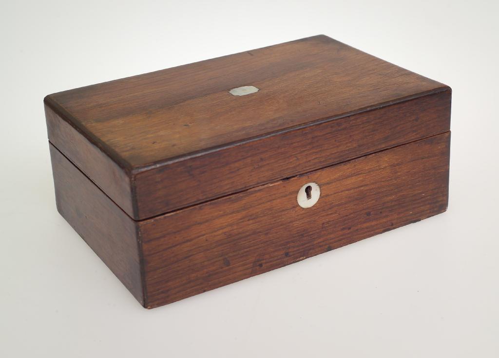 Appraisal: th CENTURY ROSEWOOD BOX the hinged rectangular lid opening to