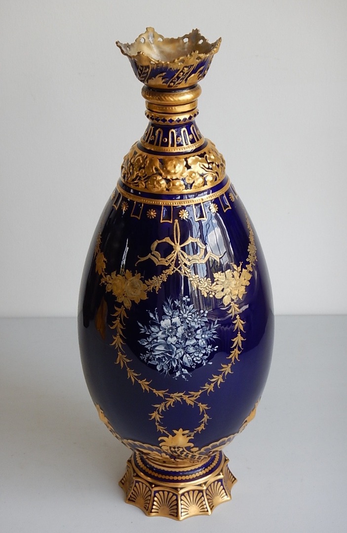 Appraisal: A Royal Crown Derby roi de bleu ovoid vase with