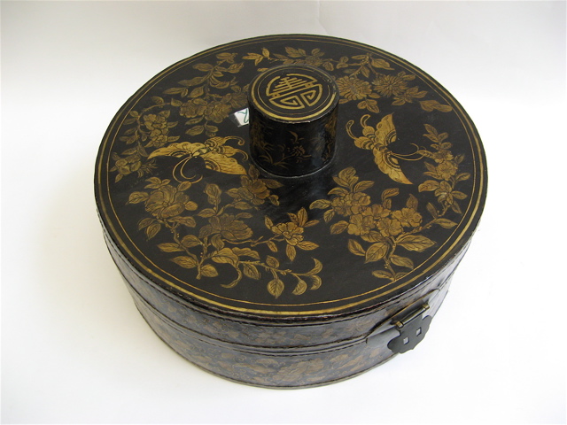 Appraisal: A ROUND CHINESE LACQUER BOX with fitted lid having gold