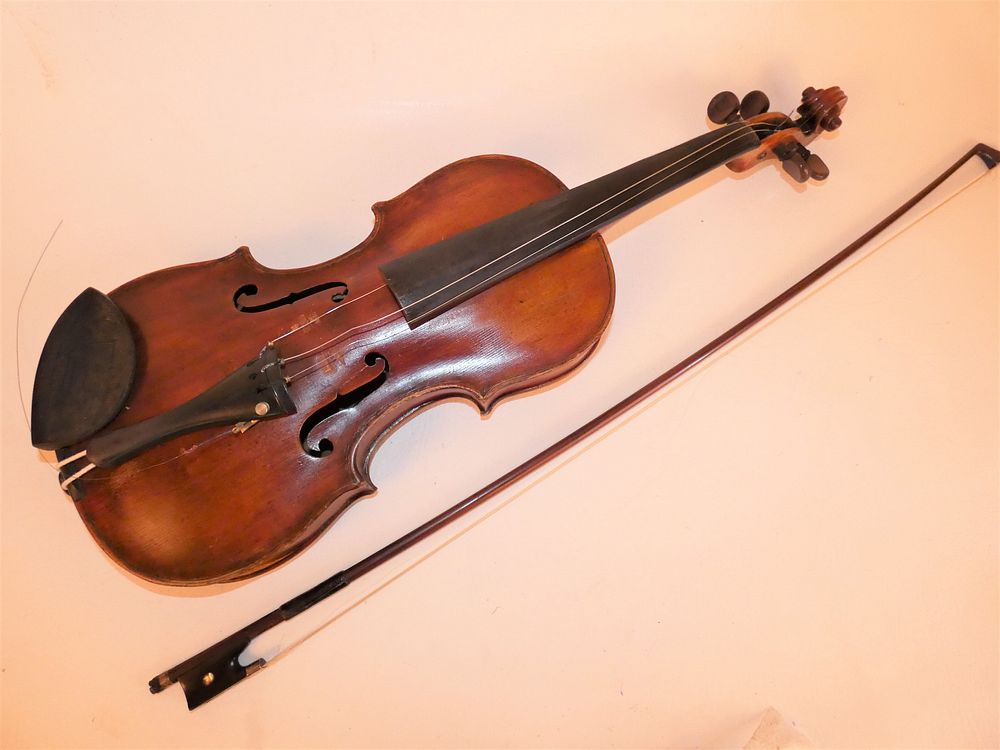 Appraisal: ANTIQUE GERMAN MITTENWALD VIOLIN Antique German violin in leather hard